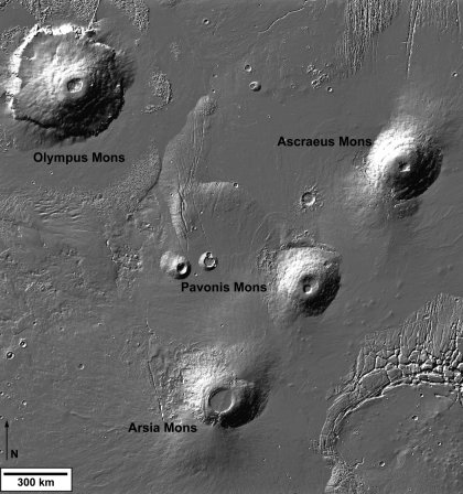 [Foto: I quattro vulcani maggiori della regione Tharsis]