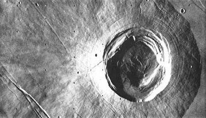 [Foto: Caldera di un piccolo vulcano]
