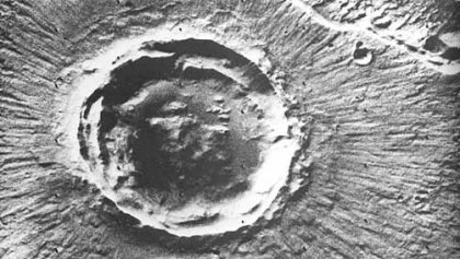 [Foto: Caldera di un piccolo vulcano]